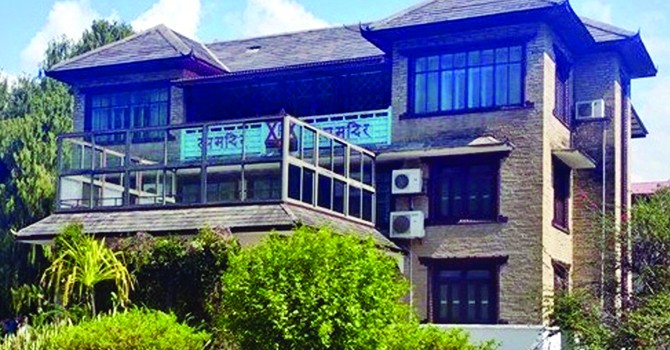 खाेल्ने आश्वासन धेरैले दिए तर व्यवहारमा बन्दको बन्द छन् रत्नमन्दिर र हिमागृह